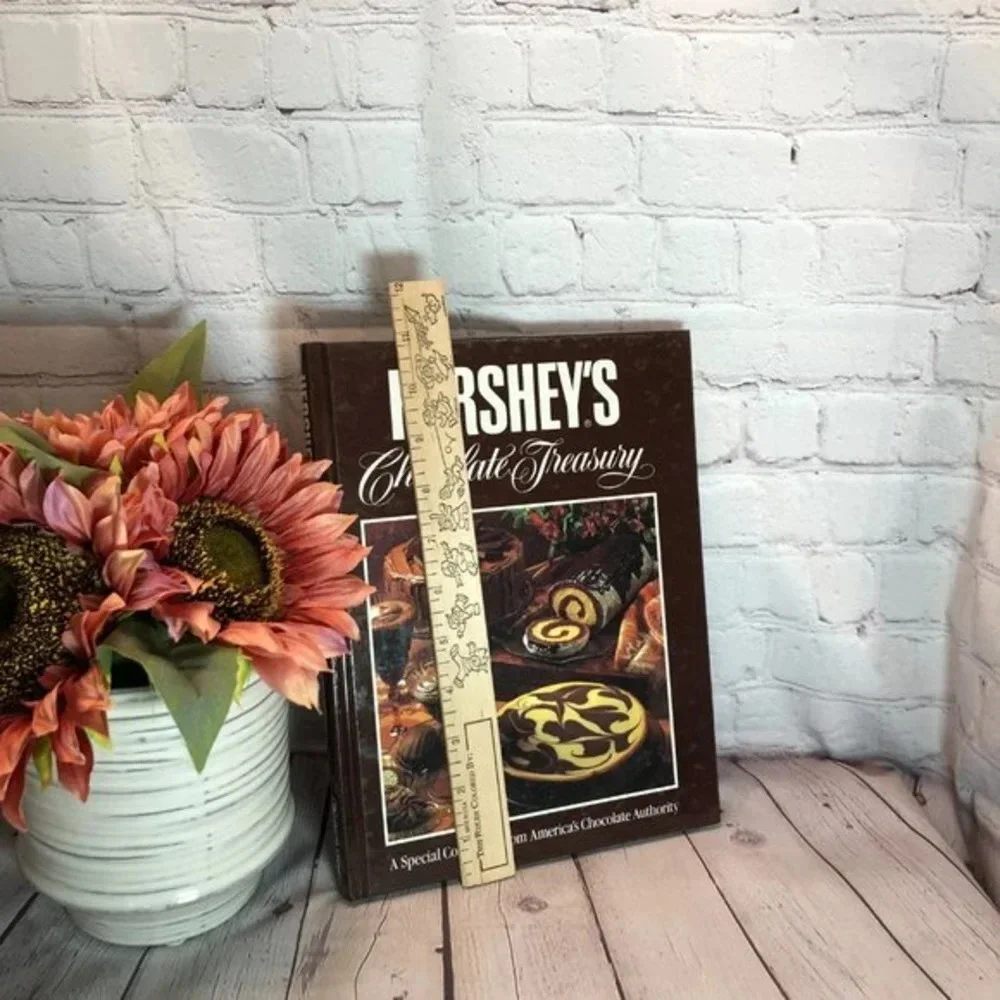 Vintage 1984 HERSHEY'S CHOCOLATE TREASURY cookbook chocolate lover